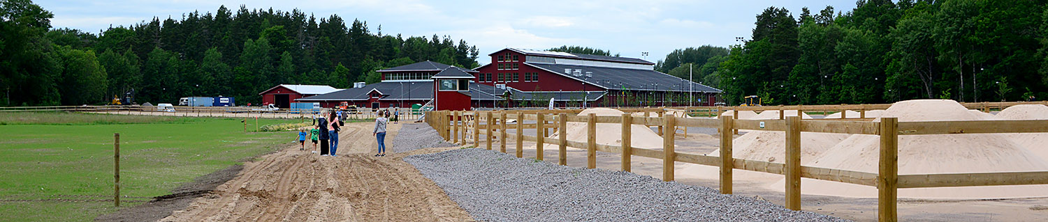 Översiktsbild ute på Smedstad Ridsporcenter på invigningen 2016.