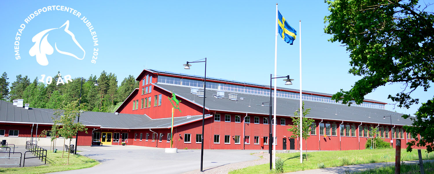 Smedstad Ridsportcenter med 10-årsjubileumslogga.