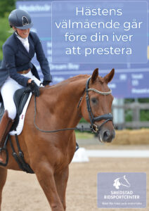 Tävlingsryttare på fux på tävlingsbana. Text på bild - Hästens välmående går före din iver att prestera. LFK Handlingsplan för hästvälfärd.